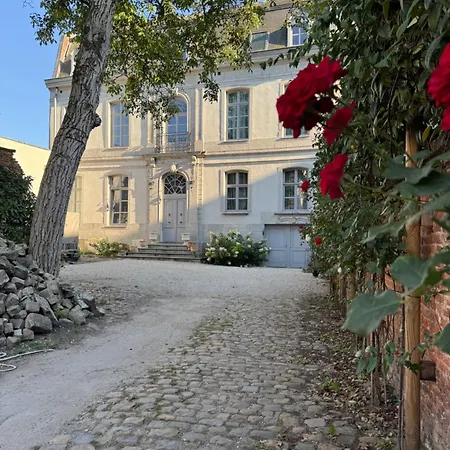 Bed & Breakfast La Maison De La Duchesse De La Vallière - Parking Privé Gratuit 3*
